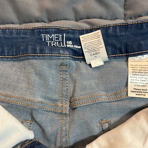 Time and Tru denim shorts - Picture 2 of 3